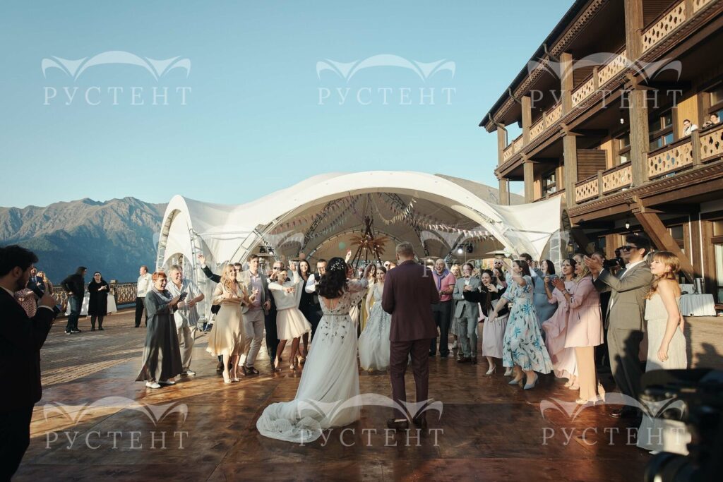 Примеры установленных гексагональных шатров